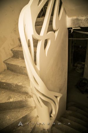 Бетонные перила для лестницы в доме в стиле Арт Нуво
