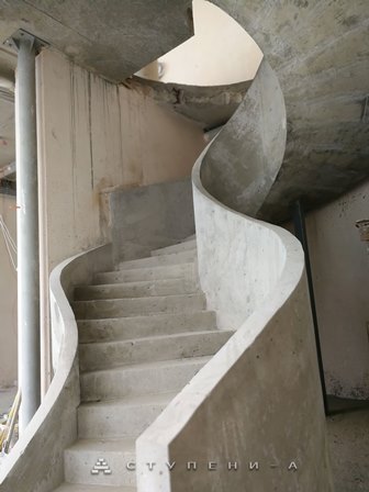 Бетонные перила лестницы в доме в стиле Минимализм 1