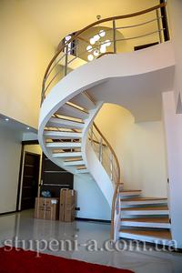 Легкая бетонная тетивная лестница в доме