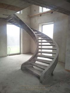 Бетонная монолитная тетивная прозрачная лестница