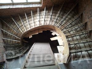 Криволинейная бетонная лестница для большого дома