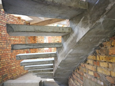 Бетонная лестница на боковом косоуре криволинейная