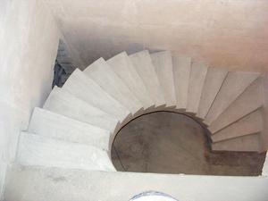 Лестница гнутая полупристенная бетонная