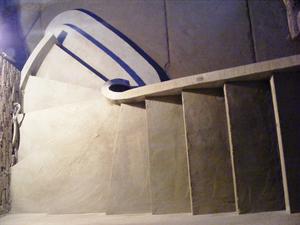 Тетивная бетонная лестница с пригласительными ступенями
