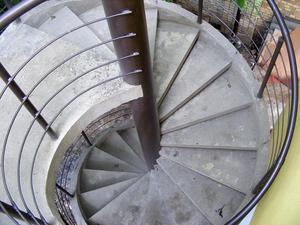 Винтовая тетивная бетонная лестница с трубой в центре