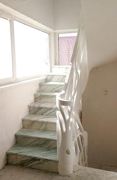 Бетонные перила для лестницы в доме с узором Арт-Нуво