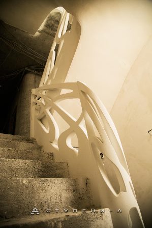 Бетонные перила для лестницы в доме в стиле Арт Нуво
