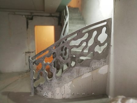 Бетонные перила лестницы в доме в стиле Бионика 3