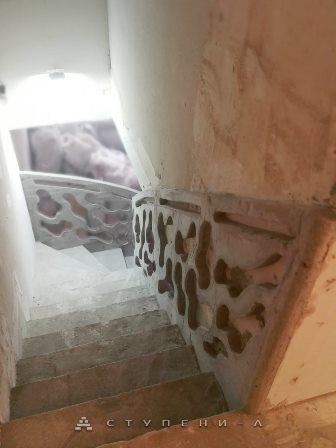 Бетонные перила лестницы в доме в стиле Бионика 3