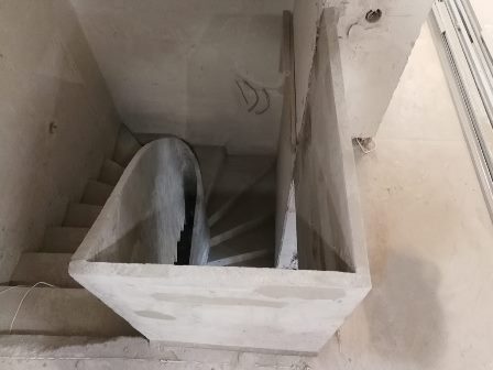 Бетонные перила зеркальной лестницы в квартире в стиле Минимализм 1