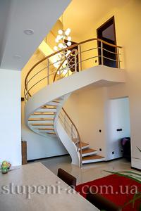 Легкая бетонная тетивная лестница в доме