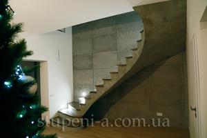 Бетонная гладкоподшитая лестница с деревянными проступями в доме