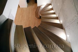 Бетонная гладкоподшитая лестница с деревянными проступями в доме
