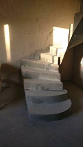 Бетонная гладкоподшитая лестница в доме без отделки