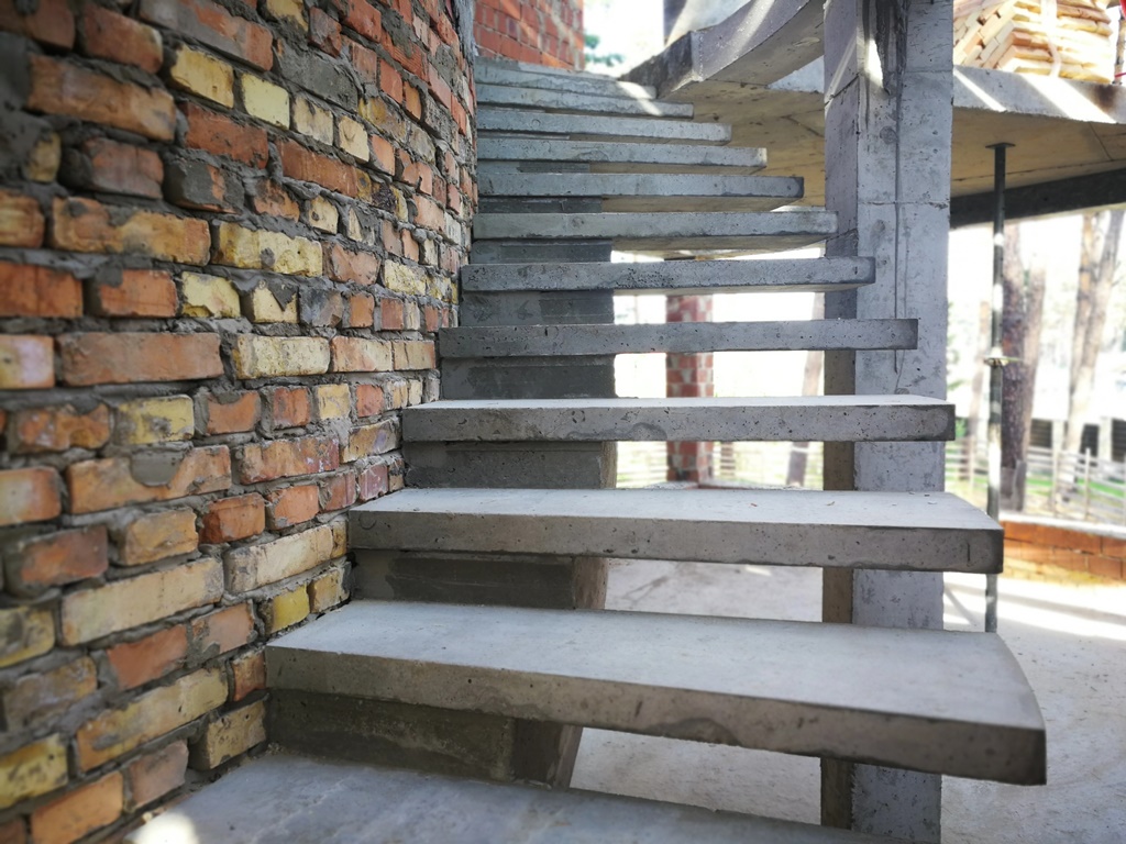 Лестница бетонная на боковом косоуре