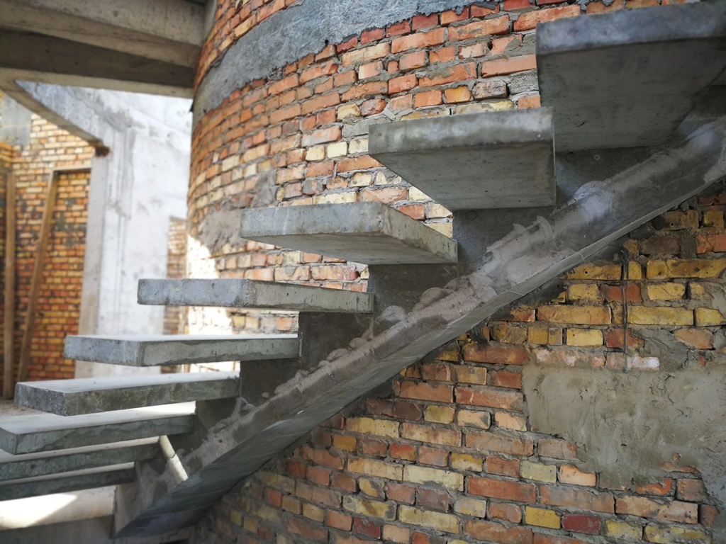 Лестница бетонная на боковом косоуре