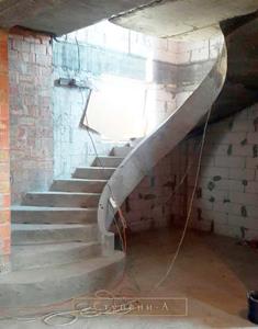 Бетонная тетивная гладкоподшитая лестница в доме