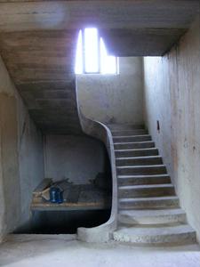Бетонная тетивная гладкоподшитая лестница