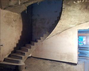 Бетонная криволинейная лестница