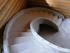 Бетонная лестница в деревянном доме
