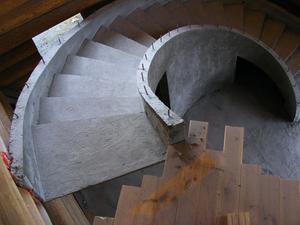 Бетонная лестница в деревянном доме