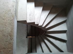 Бетонная лестница в Комфорт Тауне в Киеве