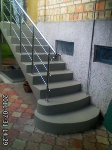 Бетонная лестница для дачи на улице
