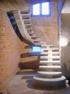 Бетонная лестница на центральном косоуре