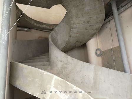 Бетонная лестница с бетонными перилами