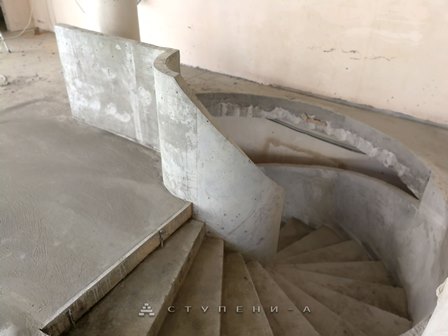 Бетонная лестница с бетонными перилами