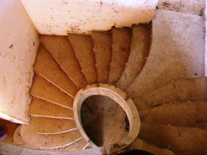 Бетонная лестница гладкоподшитая с лекальными ступенями