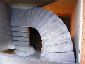 Бетонная полупристенная лестница с площадкой