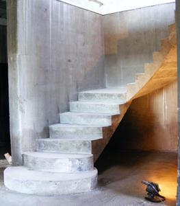 Бетонная полупристенная лестница с площадкой