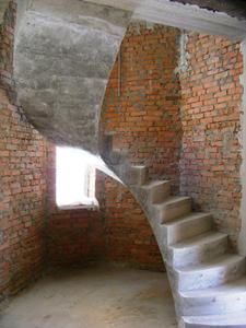Бетонная лестница отдельностоящая гладкоподшитая с забежными ступенями