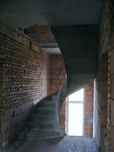 Бетонная тетивная гладкоподшитая лестница