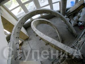 Бетонная тетивная отдельностоящая лестница с стеклянными ступенями