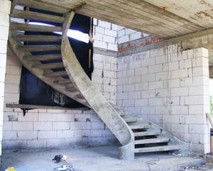 Тетивная бетонная лестница с бочонками