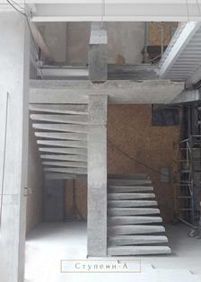 Бетонная трехмаршевая лестница с консольными ступенями