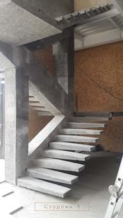 Бетонная трехмаршевая лестница с консольными ступенями