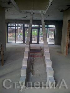 Двух косоурная бетонная лестница для стеклянных ступеней