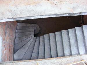 Г-образная лестница с пригласительными ступенями
