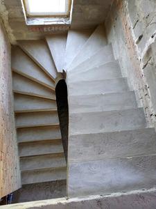 Гладкоподшитая бетонная лестница