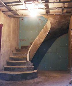 Гладкоподшитая тетивная бетонная лестница