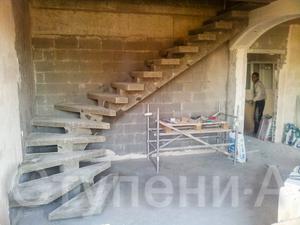 Косоурная лестница в бетоне без отделки