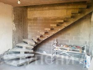 Косоурная лестница в бетоне без отделки