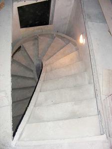 Криволинейная бетонная лестница с тетивами