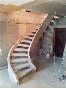 Легкая бетонная лестница в квартире 