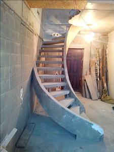 Легкая бетонная лестница в квартире 