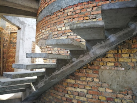 Бетонная лестница на боковом косоуре криволинейная