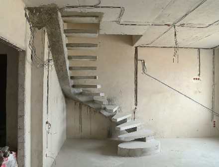 Бетонная лестница на боковом косоуре криволинейная с пригласительной ступенью